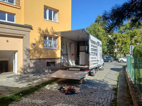 Stěhovací vůz zaparkovaný u domu klienta