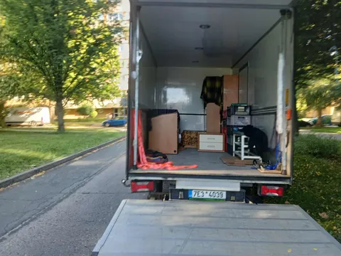 Stěhovací vůz Petr & Pavel po dokončené zakázce