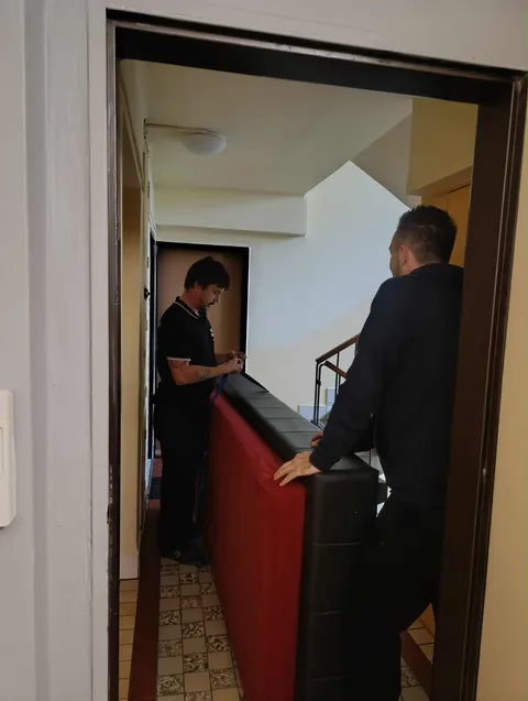 Vynášení nábytku po schodech v domě bez výtahu