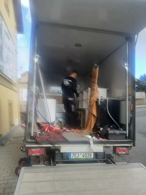Nakládka nábytku do výtahu při stěhování bytu