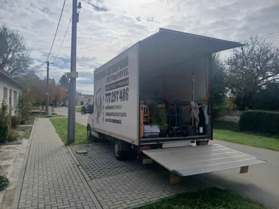 Stěhovací vůz Petr & Pavel s otevřeným hydraulickým čelem připravený k nakládce