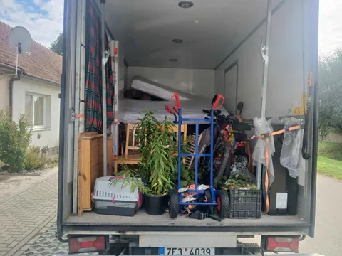 Montáž police na nové adrese po stěhování
