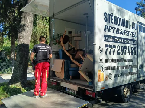 Skříňový vůz stěhovací firmy připravený k výjezdu