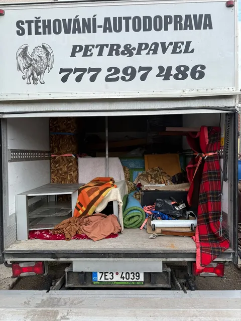 Naložený stěhovací vůz s otevřenými zadními dveřmi