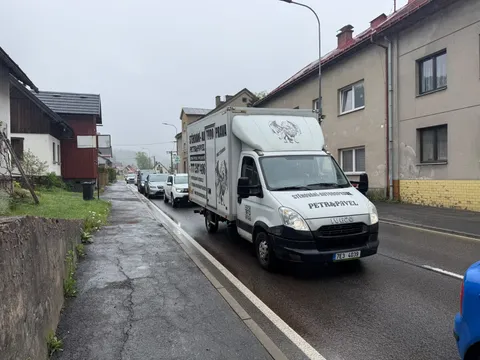 Stěhovací vůz v deštivém počasí