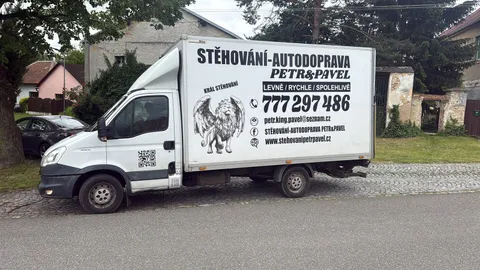 Stěhovací vůz zaparkovaný v ulici obce