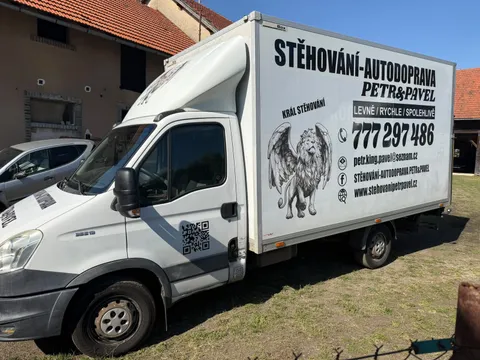 Stěhovací vůz Petr & Pavel s polepem a telefonním číslem 777 297 486