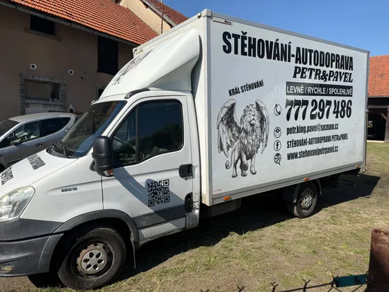 Stěhovací vůz Petr & Pavel s polepem a telefonním číslem 777 297 486