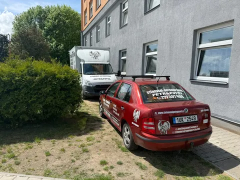 Stěhovací vůz zaparkovaný u bytového domu
