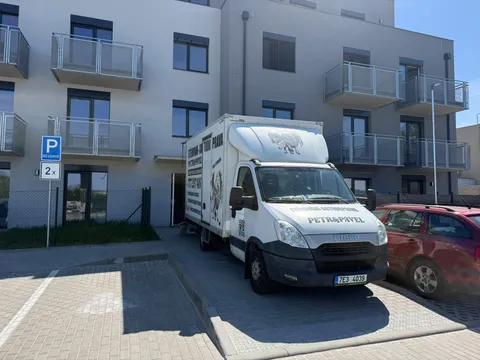 Stěhovací vůz u novostavby bytového domu