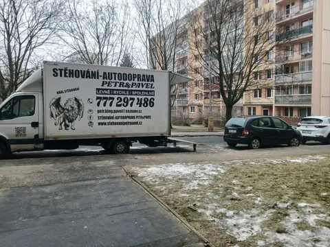 Stěhovací vůz u panelového domu v zimě