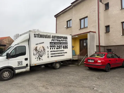 Stěhovací vůz přistavený u rodinného domu