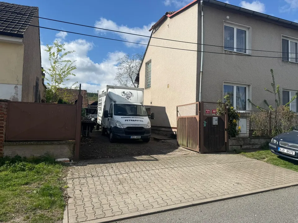 Stěhovací vůz zaparkovaný v úzkém průjezdu, stěhování v Pardubicích