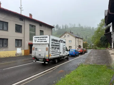 Stěhovací vůz na silnici v obci