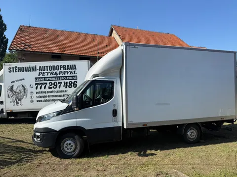 Stěhovací vůz Petr & Pavel zepředu s polepem